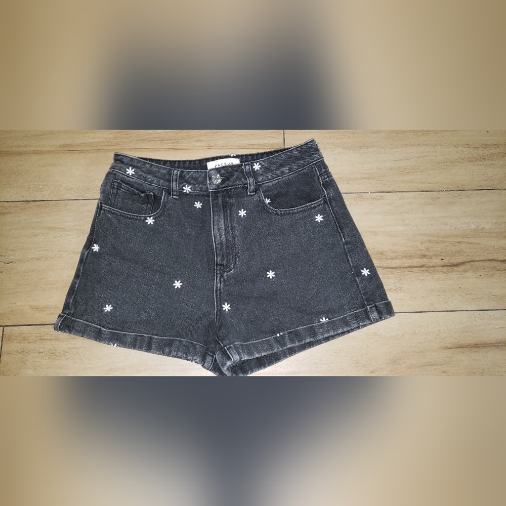 Black Pacsun Shorts with embroidered daisies